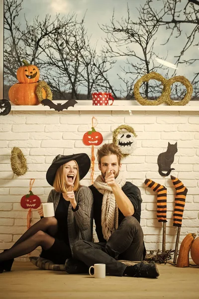 Cadılar Bayramı kadın cadı şapka göz kırpıyor