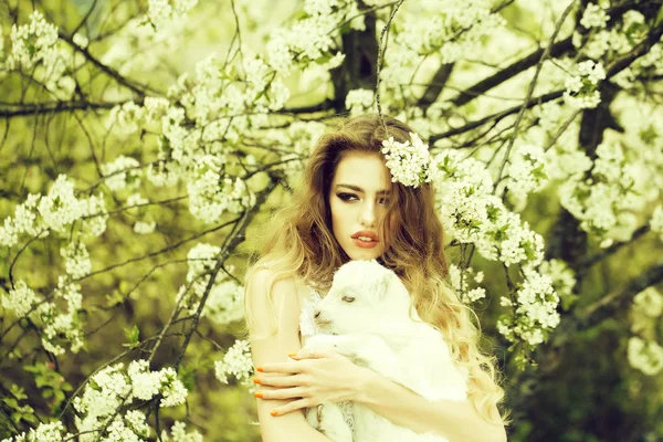 Donna con capra in fiore — Foto Stock