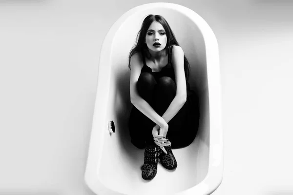 Жінка в одязі з довгим волоссям, чорна помада в ванні — стокове фото