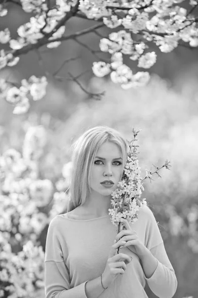 Krásná mladá žena v kvetoucí jarní zahrada — Stock fotografie