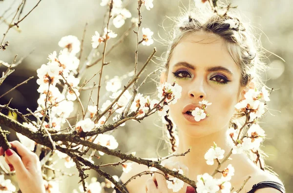 Vrouw in mooie lente bloem bloei in de tuin — Stockfoto