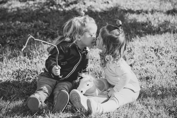 Boy and girl kiss on sunny day — Stock Photo, Image