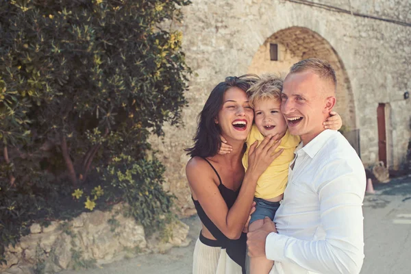 Sevgi ve güven aile değerleri olarak. Anne ve baba ile oğlu açık. Mutlu bir aile tatil yaz. Çocuk anne ve baba ile. Anne ya da babalar gününde küçük çocuklu aile — Stok fotoğraf