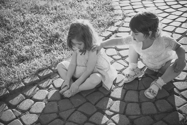 Två tjejer som spelar på solig sommar dag utomhus — Stockfoto