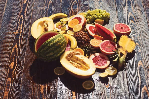 Frutas frescas de sandía y plátano sobre mesa de madera. naranja piña limón con toronja y uvas de diseño. Vitamina, alimentos y salud. Frutas tropicales y exóticas. Concepto de dieta de desintoxicación — Foto de Stock