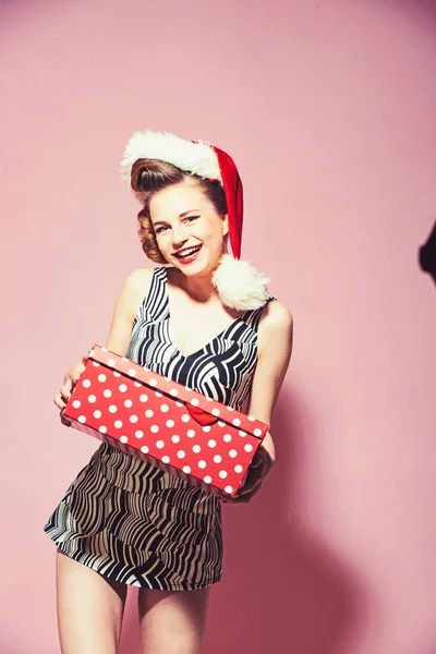 Kerst vrouw met rode lippen, zwarte vrijdag. — Stockfoto