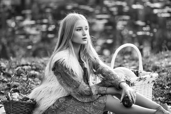 Chica joven en el picnic — Foto de Stock