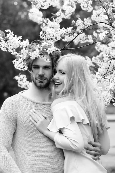 Amor, ternura. Hermosa pareja enamorada en flor jardín de primavera — Foto de Stock