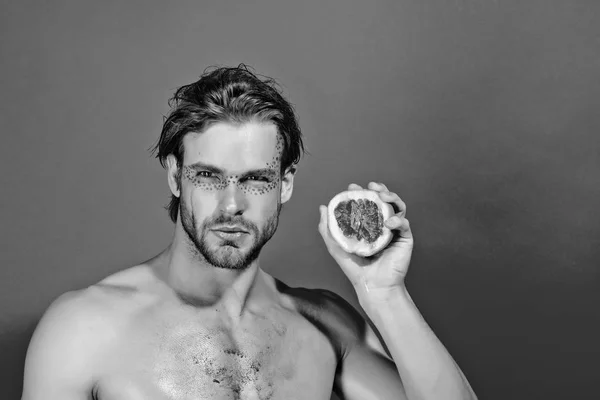 Pomelo en la mano del hombre con maquillaje creativo de moda, vitamina — Foto de Stock