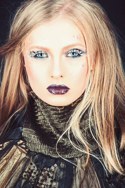 PIGTAIL sarışın saçlı kız. Kuaför ve güzellik salonu. Manken makyaj ve şık bir saç modeli. Seksi kadın siyah izole sarı saçlı. Makyaj göz ve cilt bakımı şehvetli kız.