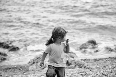 Erkek bebek kumsalda yürür