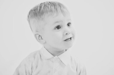 Giyim bebek beyaz izole
