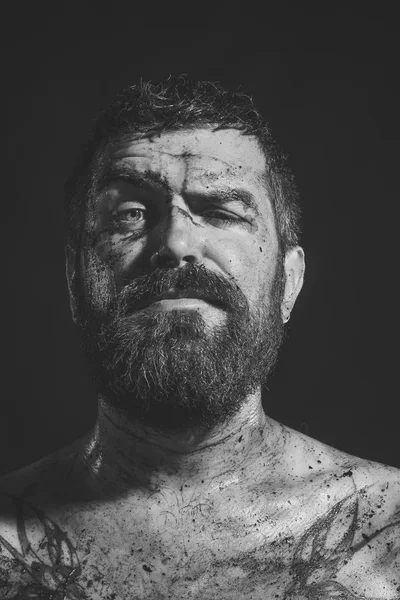 Мужчина с бородой, усы на жестоком кровавом лице — стоковое фото