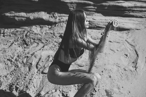 Dívka hraje s pískem v dunách — Stock fotografie