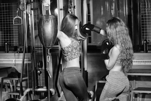 Dvě hezké dívky boxeři děrování — Stock fotografie