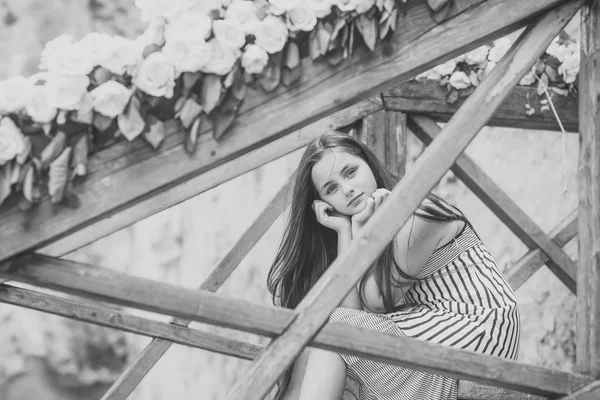 Petite fille mignonne avec des fleurs roses jaunes au printemps — Photo