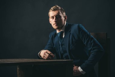 Takım elbiseli adam. Mafya. Para kazanmak. Para hareket. İşadamı muhasebeci ofisinde çalışıyorum. Küçük iş kavramı. Ekonomi ve finans. Adam muhasebeci. İyi iş çıkardın. İşletme uzmanları