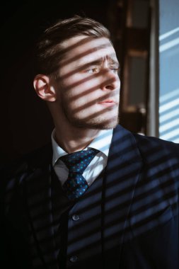 İşadamı muhasebeci ofisinde çalışıyorum. Takım elbiseli adam. Mafya. Para kazanmak. Ekonomi ve finans. Adam muhasebeci. Para hareket. Küçük iş kavramı. Biz kazananlar