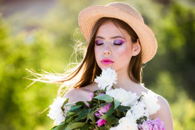 Doğal güzellik ve spa terapisi. Uzun saçlı kız yaz. yüz ve cilt bakımı. Yaz aylarında seyahat. çiçekler. Bahar kadın. Bahar ve tatil. Kadın moda makyaj ile. Doğum günü hediyesi