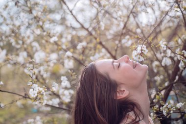 Bahar kadın. çiçeği. Mükemmel bahar günü. Bahar ve tatil. Doğal güzellik ve spa terapisi. Uzun saçlı kız yaz. yüz ve cilt bakımı. Yaz aylarında seyahat. Kadın moda makyaj ile