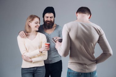 Sakin olun ve üzerinde iç. Alkol arkadaş. Arkadaşlarım alkollü içecekler ile kutlamak. Güzel kadın ve erkek parti içme keyfini çıkarın. Arkadaşlar parti. Alkol bağımlılığı ve içme alışkanlıkları