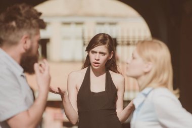 Senin derdin ne. Çakışma romantik ilişki üç kişi içeren. Kıskanç kadın sadakatsiz adam bir sevgili olmak için suçluyor. Aşk üçgeni. Aile anlaşmazlık. Romantik üçgen ve zina