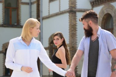 Tek kadın olmak. Aşk üçgeni ve üçlü. Diğer kıza baktığını sakallı adam. İki kadın arasında seçme hippi. Adam onun karısı ya da kız arkadaşı aldatıyor. İhanet ve aldatma. Sadakatsiz aşk