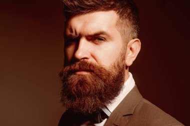 Kuaför ve güzellik iş sağlayın. Kuaför dükkanı sakallı adam. İş aşınmaya uzun sakallı adam. Her zamanki gibi iş. Erkek moda. Moda iş için göz alıcı tersidir