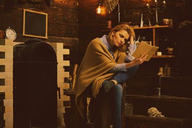 Sakin olun ve bir kitap okuyun. Öğrenci kitaptan bilgi almak. Güzel kadın bir kitap okuyun. Bilgi ve okuduğunu anlama okuma-yazma anahtarları. Kadın öğrenci zevk okuma, okuma-