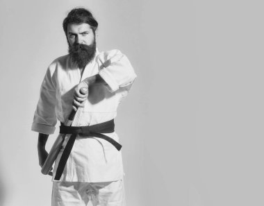 kimono yeşil beysbol sopası ile ciddi karate adam sakallı