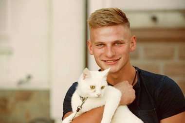 Küçük tüylü dostum vardır. Mutlu adam yürüyüş ile kedi evde beslenen hayvan. Kaslı adam şirin pedigree kedi tutun. Mutlu kedi sahibi kas göz ile. Kedi sahibi kollarında rahatlatır