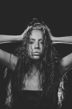 Glamour makyaj ve uzun kıvırcık saçlı olan kadın. Makyaj ve saç modeli, Kuaför olan kadın. Kozmetik son saatlerinde yanında bulunanlar ve Cilt Bakımı, berber. Güzellik ve moda kız. Moda bakmak şık kız, sanat.