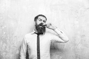 puro ciddi bir yüz yasaktır puro üzerinde sakallı adam