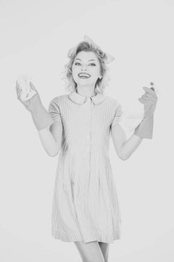 Ev temizliği için sabun şişe tutan gülümseyen kadın.