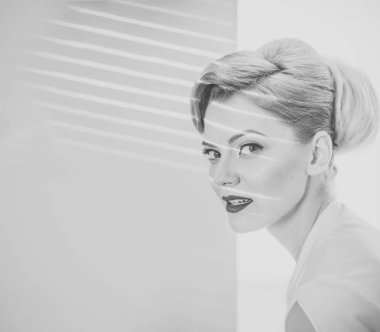 Işık ve gölge yüzünde şeritler ile kız.