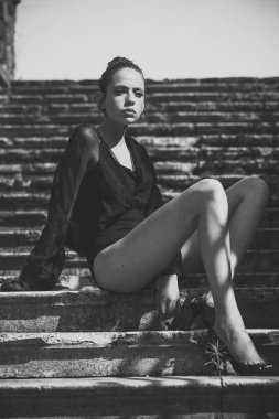 Kadın saç topuz ile zevk güneşli bir gün, vogue. Kadın merdiven, moda sakin ol. Kız makyaj yüz cilt, Cilt Bakımı ile. Moda model glamour ile bakmak, güzellik. Perspektif, hırs ve gelecekteki kavramı