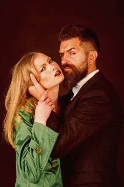 Sağlıklı samimi ilişkisi. İki aşık. Moda severler. Adam sarılmak kadın uzun saçlı sakallı. Moda giyim samimi çift. Moda stil ve saç bakımı. Stil ikonları.