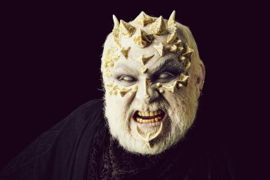 Dragon cilt ve gri sakal ile kötü yüzü.