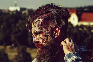 Sakallı zombi adam