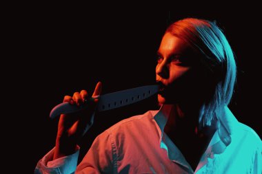 Hallloween ağzına aşçı bıçaklı çılgın zombi. Seksi kız moda makyaj ile. Cadılar Bayramınız Kutlu Olsun. Makyaj kozmetik ve cilt bakımı. Seksi kadın moda makyaj ile. Cadılar Bayramı partisi. Seksi Güzellik