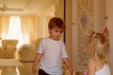 Saç ve diğer şeyler. Çocuk gelişim. Şık saç modelleri ile küçük çocuk. Küçük çocuk ve sarışın saçlı kız. Kardeş birlikte oynar. Çocukluk Oyunlar. Saç modeli, bizim bakım