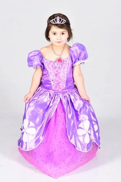 Menina em vestido de princesa. Felicidade infantil. Dia das crianças. Uma criança pequena e bonita. Moda infantil. Pequena falta em vestido bonito. Celebração da festa em vestido de boneca. Feliz aniversário. Menina atrevida — Fotografia de Stock