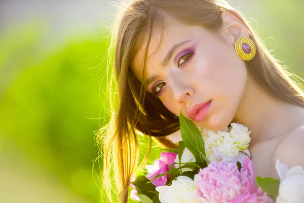 Doğal güzellik ve spa terapisi. Yeni yeşil yaşam. Bahar kadın. Bahar ve tatil. Kadın moda makyaj ile. Uzun saçlı kız yaz. Yüz ve cilt bakımı. Yaz aylarında seyahat