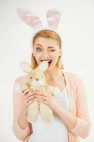 Tavşan tavşan kulakları kadında. Bahar tatili. Tavşan oyuncak kız. tavşan kulakları oyuncak ile mutlu bir kadın. Mutlu Paskalyalar. Yumurtası avı. Paskalya yumurtaları geleneksel gıda olarak. Kutlamaya hazır mısın — Stok fotoğraf