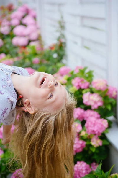 Flores da Primavera. Infância. Verão. Dia das mães ou das mulheres. Dia das crianças. Pequena menina. Novo conceito de vida. Férias. Menina em flor florescendo. Menina feliz. Desfrutando de descanso de verão — Fotografia de Stock