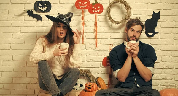 Verliebtes Halloween-Paar trinkt Tassen — Stockfoto