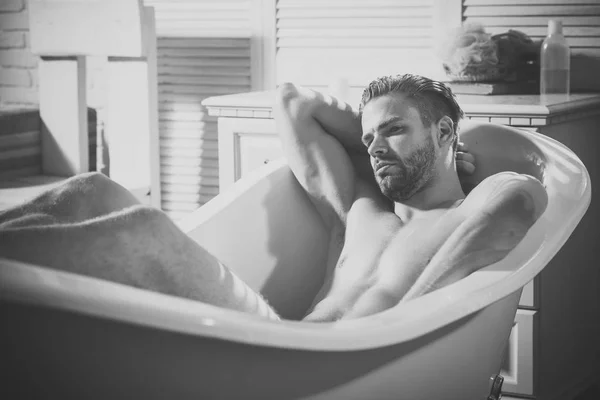 Adam beyaz banyo küvete oturan güzel çıplak vücut ile — Stok fotoğraf