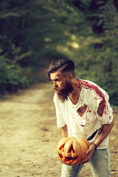 Halloween uomo con zucca e sangue — Foto Stock