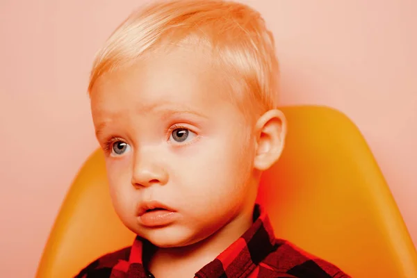 Adorable bébé. Petit garçon au visage adorable. Développement de la petite enfance. Petit enfant. Joli garçon. Age des tout-petits. Enfance insouciante. Élever un enfant en bonne santé — Photo