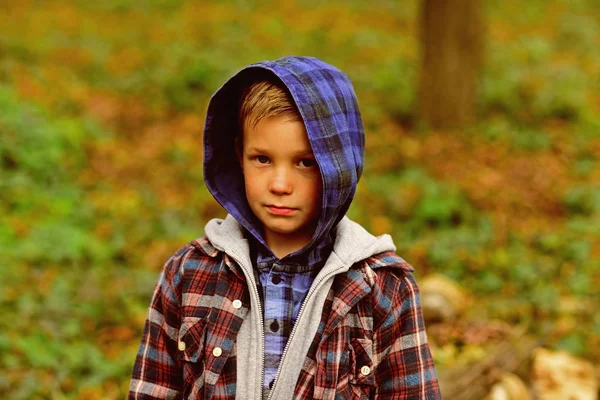 Příležitostné a chlapecký. Malé dítě v oblečení. Malého chlapce hrát venkovní. Malé dítě na přírodní krajinu. Malé, ale mocné — Stock fotografie